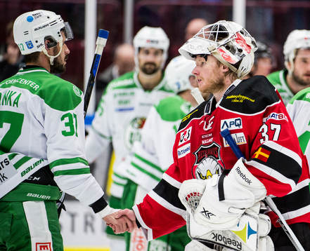 Rögles Ivan Baranka tackar Malmö Redhawks målvakt Jonas