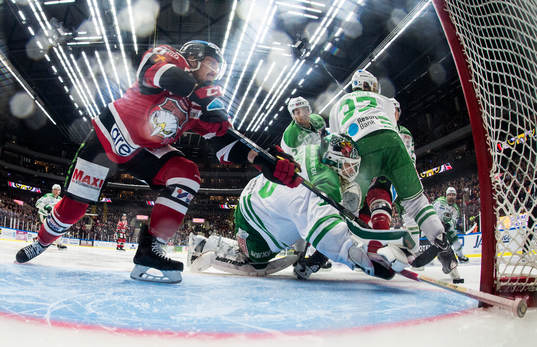 Malmö Redhawks Mattias Persson oroar framför Rögles