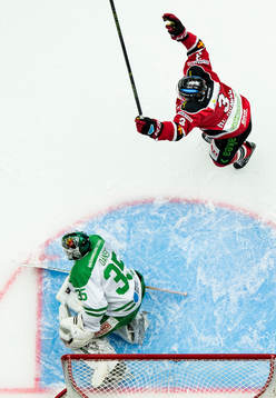 Malmö Redhawks Kent McDonell jublar
