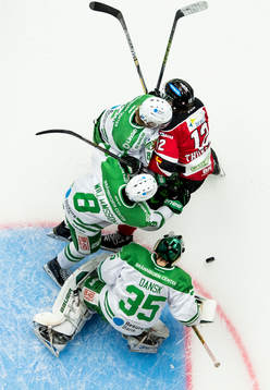 Malmö Redhawks Andreas Thuresson i kamp framför Rögles