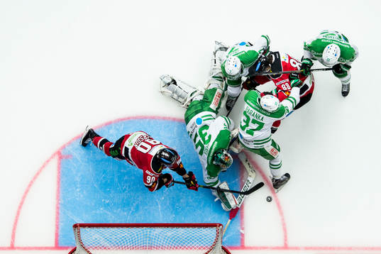 Malmö Redhawks Mattias Persson oroar framför Rögles