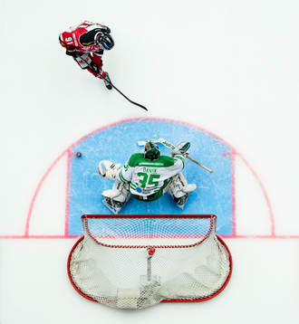 Malmö Redhawks Björn Svensson mot Rögles målvakt Oscar