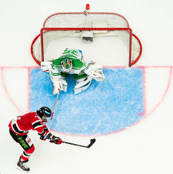 Malmö Redhawks Frederik Storm oroar framför Rögles