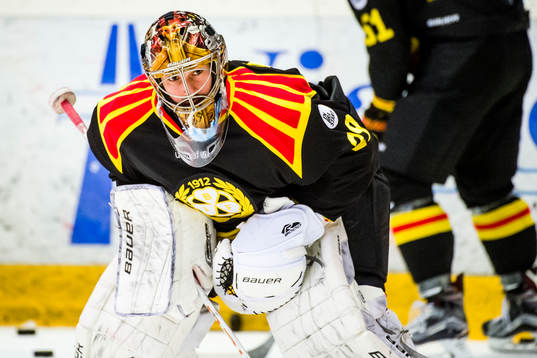 Brynäs målvakt Bernhard Starkbaum före ishockeymatchen i