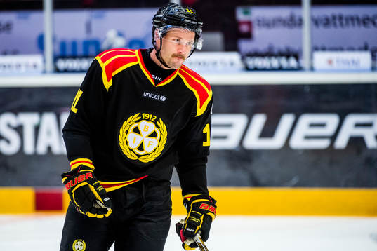 Brynäs Jesper Ollas före ishockeymatchen i SHL mellan