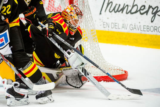 Rörigt framför Brynäs målvakt Felix Sandström