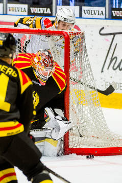 Brynäs målvakt Felix Sandström har int kontroll på