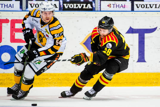 Brynäs Anton Rödin jagar Skellefteås Anton Lindholm