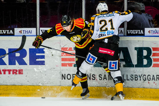Skellefteås Jimmie Ericsson tacklar Brynäs Oskar Lindblom