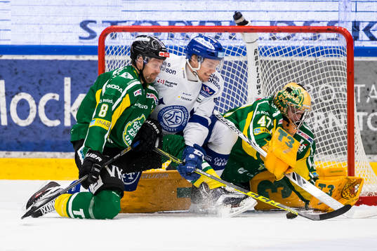 kamp framför Björklövens målvakt Kevin Lindskoug