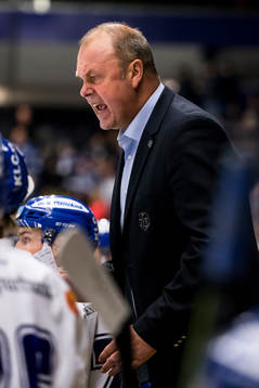 Leksands tränare Per-Erik Johnsson  i ishockeymatchen i