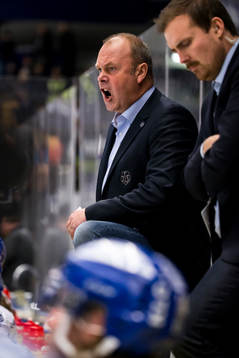 Leksands tränare Per-Erik Johnsson  i ishockeymatchen i