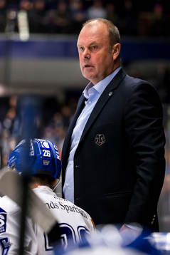 Leksands tränare Per-Erik Johnsson  i ishockeymatchen i