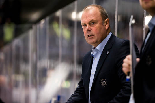 Leksands tränare Per-Erik Johnsson  i ishockeymatchen i