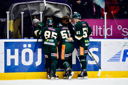Färjestads Ole-Kristian Tollefsen får hjälp av isen