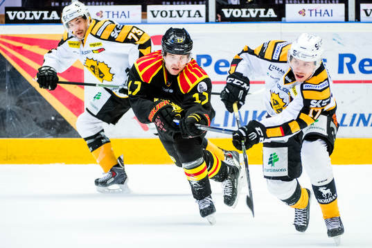 Brynäs Pathrik Westerholm jagar Skellefteås Pär Lindholm