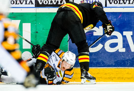 Brynäs Lukas Kilström tacklar Skellefteås Mattias Ritola