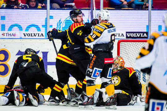 Brynäs Marc Zanetti och Skellefteås Patrik Zackrisson i