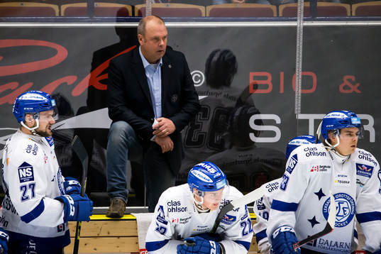 Leksands tränare Per-Erik Johnsson i båset bakom Viktor