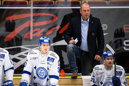 Leksands tränare Per-Erik Johnsson i båset bakom Juuso