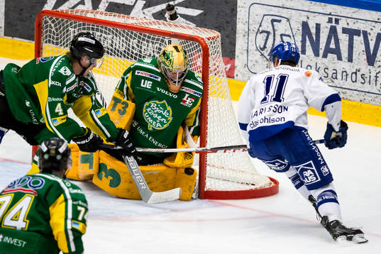 Björklövens målvakt Kevin Lindskoug räddar chans från