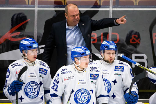 Leksands tränare Per-Erik Johnsson i båset bakom Simon
