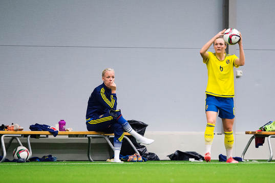 Caroline Seger på bänken ser hur Magdalena Ericsson tar