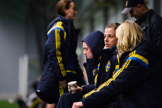 Lotta Schelin vid sidan om planen