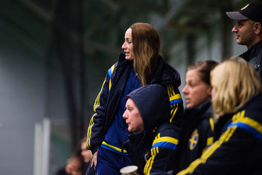 Kosovare Asllani vid sidan om planen