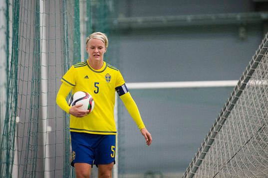 Nilla Fischer hämtar en boll