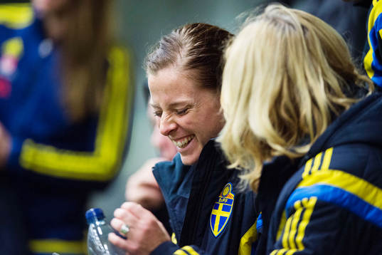 Lotta Schelin vid sidan om planen