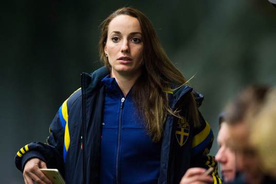 Kosovare Asllani vid sidan om planen