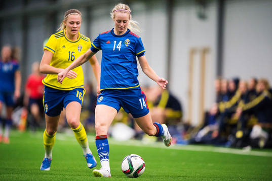 Fridolina Rolfö, gul, och Amanda Ilestedt, blå