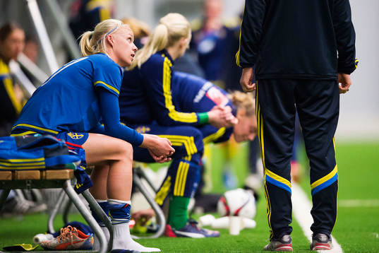 Caroline Seger på bänken