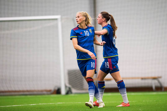 Sofia Jakobsson och Pauline Hammarlund klappar om varandra