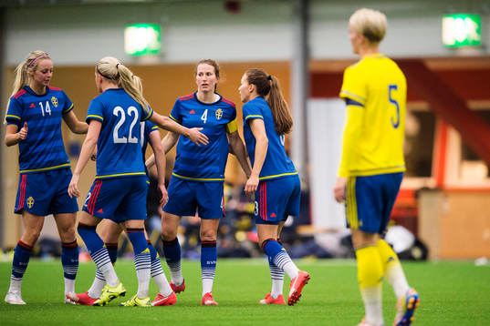 Blå laget med Emma Berglund i mitten klappar om varandra