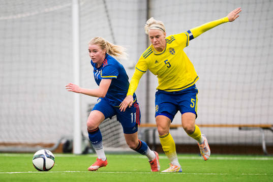 Jenny Hjohlman, blå, och Nilla Fischer, gul