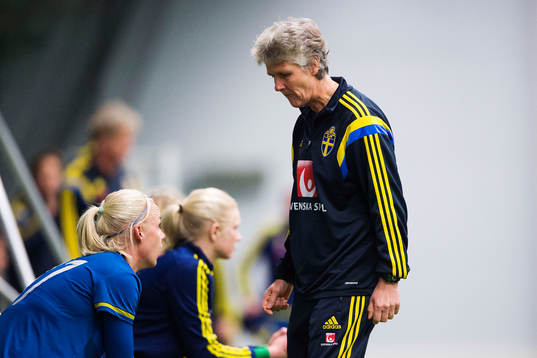 Förbundskapten Pia Sundhage pratar med Caroline Seger