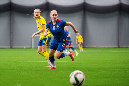 Magdalena Ericsson, gul, och Jenny Hjohlman, blå