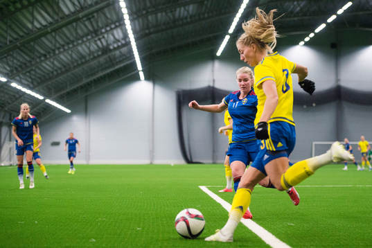 Jenny Hjohlman, blå, och Linda Sembrant, gul