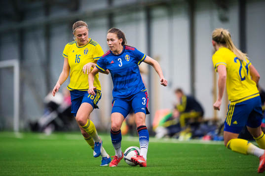 Fridolina Rolfö, gul, och Elin Landström, blå
