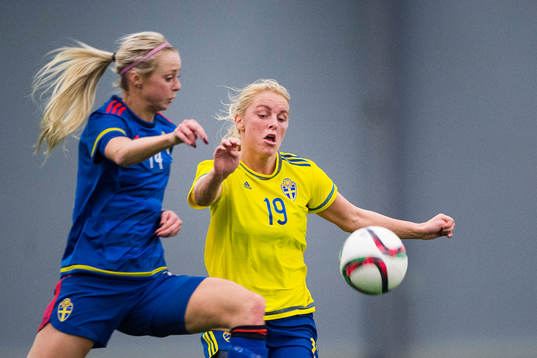 Amanda Ilestedt, blå, och Mimmi Larsson, gul