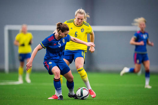 Hanne Gråhns, blå, och Magdalena Ericsson, gul