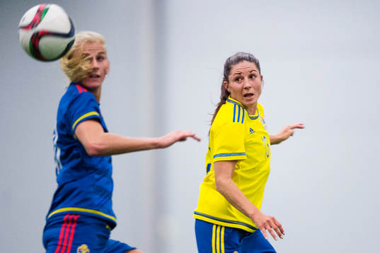 Sofia Jakobsson, blå, och Josefin Johansson, gul