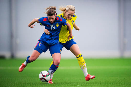 Pauline Hammarlund, blå, och Magdalena Ericsson, gul