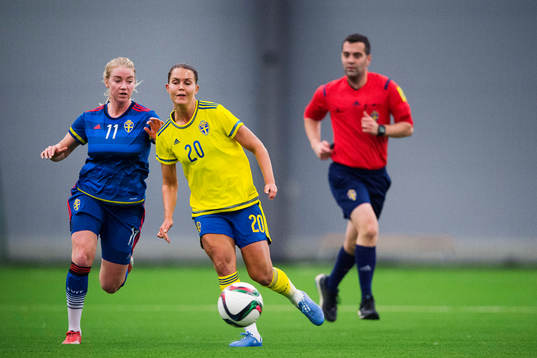 Jenny Hjohlman, blå, och Emilia Appelqvist, gul