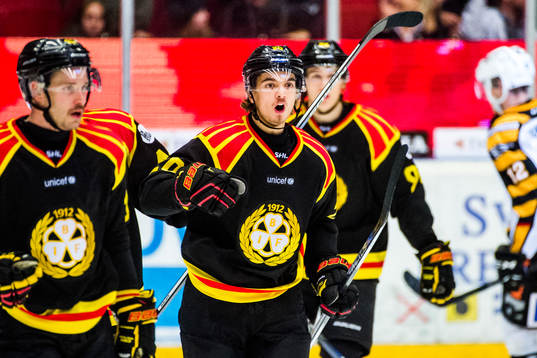 Brynäs Jesper Ollas  och Adam Brodecki jublar