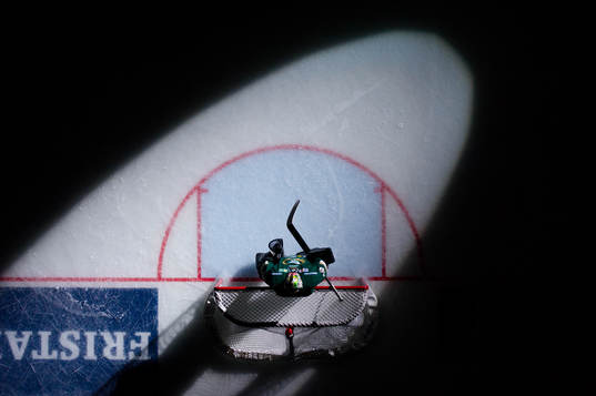 Färjestads målvakt Justin Pogge strax innan nedsläpp