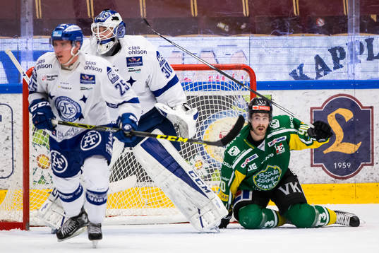 Björklövens Alex Hutchings faller framför Leksands mål