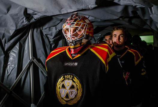 Brynäs målvakt Felix Sandström och Adam Brodecki före